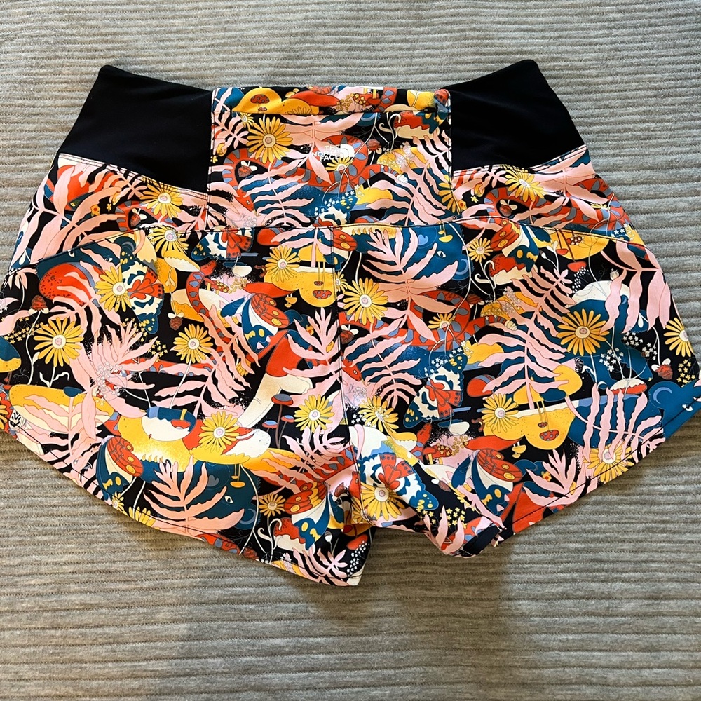 North face women’s 3” printed floral arque stretch shorts size medium